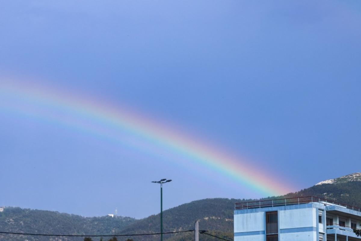 Γουδί – Το σπάνιο τριπλό ουράνιο τόξο. Πώς εξηγεί το φαινόμενο ο Κολυδάς