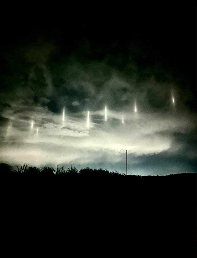 Πυλώνες φωτός έκαναν την εμφάνισή τους στον νυχτερινό ουρανό – Πώς εξηγείται το μυστηριώδες φαινόμενο;
