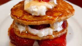 Pancakes-με βρώμη-φράουλες-και-γιαούρτι-συνταγή-