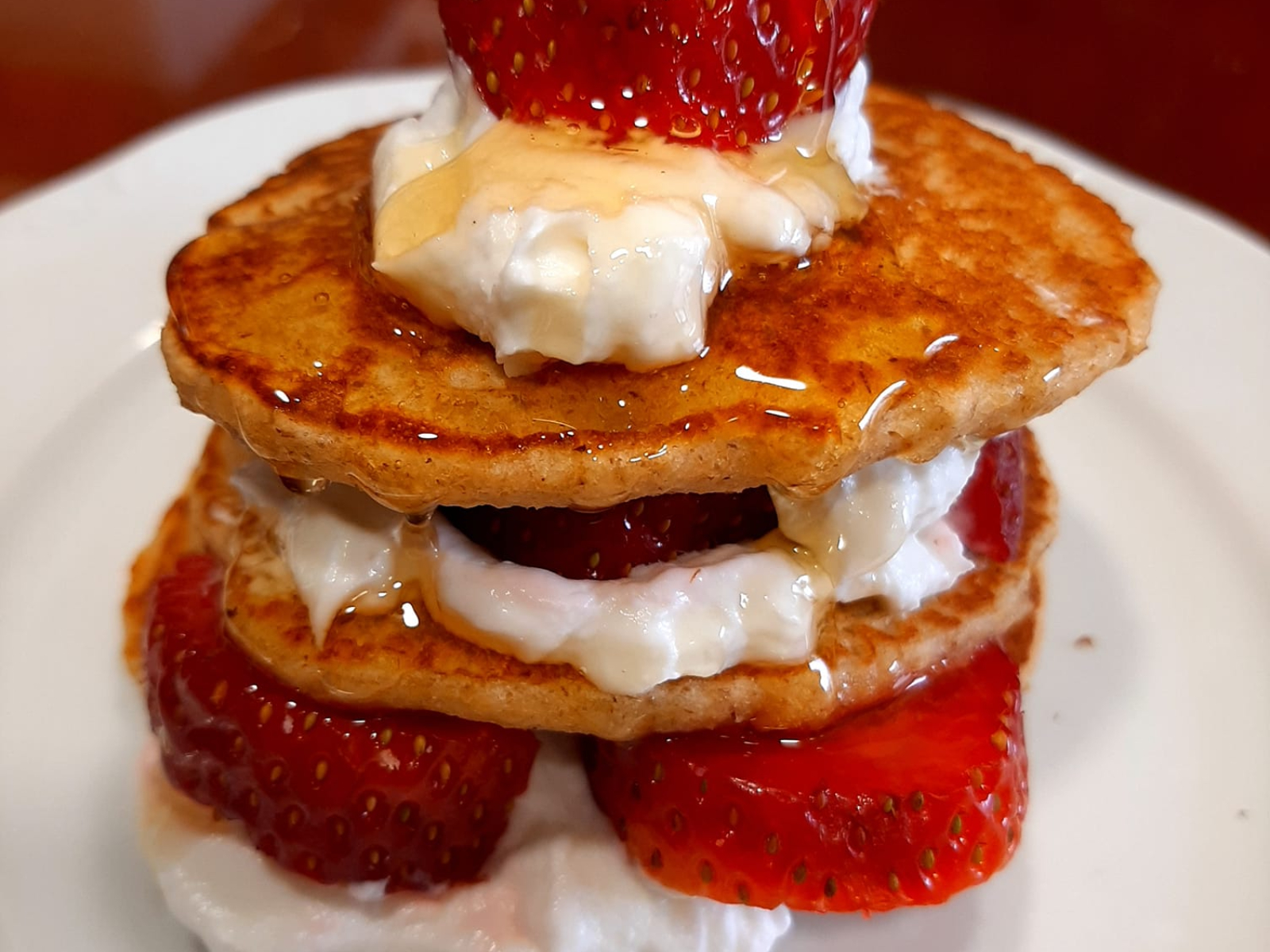 Pancakes-με βρώμη-φράουλες-και-γιαούρτι-συνταγή-