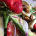 σαλάτα-με-αβοκάντο-φράουλες-και-ρόκα-συνταγή-