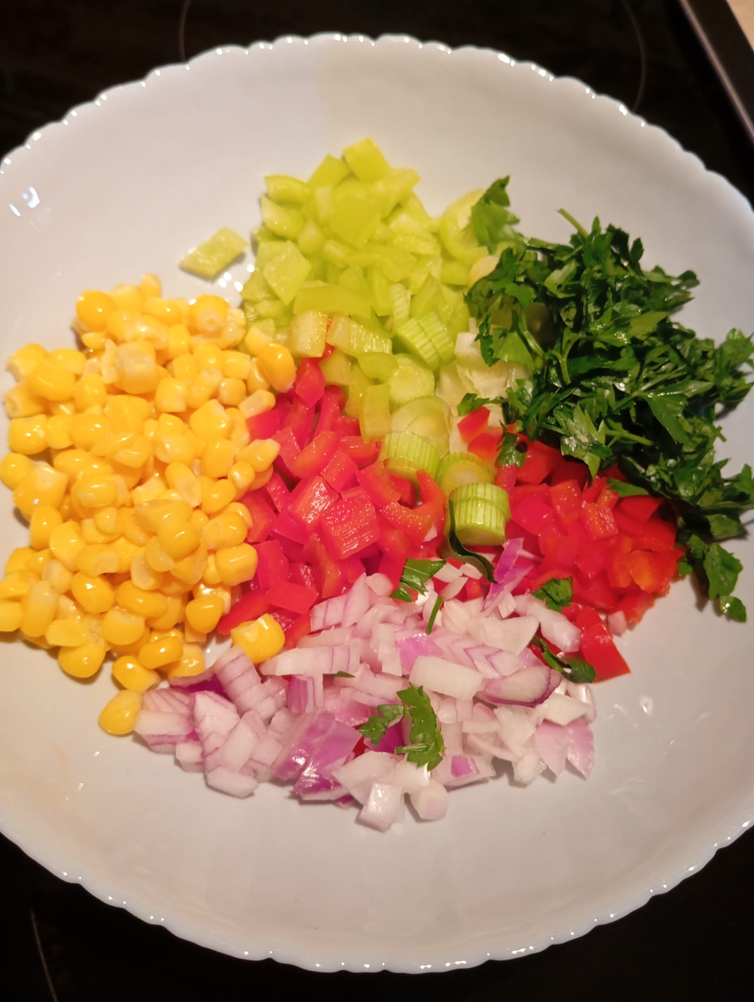 Τονοσαλάτα-με καλαμπόκι-πιπεριές-και-σώς μαγιονέζα-συνταγή-