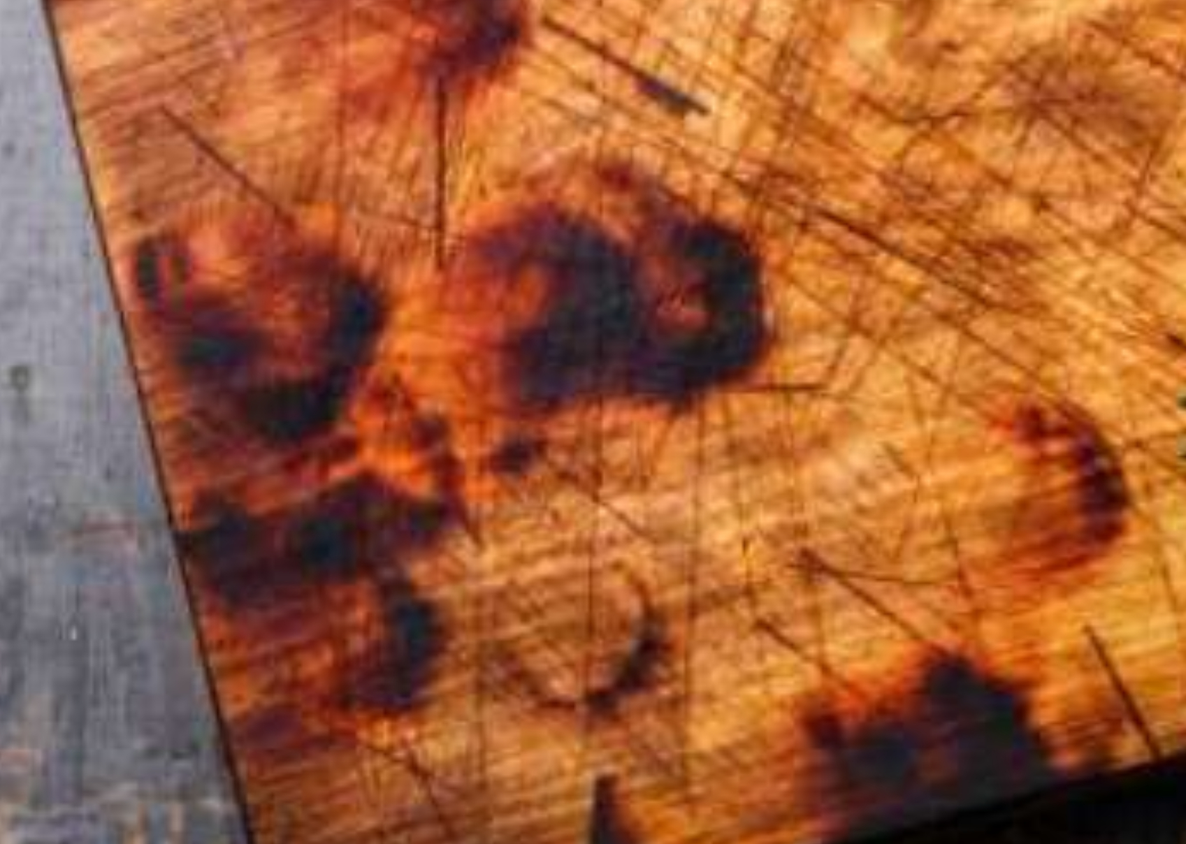 Μικρόβια μούχλα και άσχημες μυρωδιές στο ξύλο κοπής: Πως να το καθαρίσεις να το απολυμάνεις και να το κάνεις σαν καινούριο
