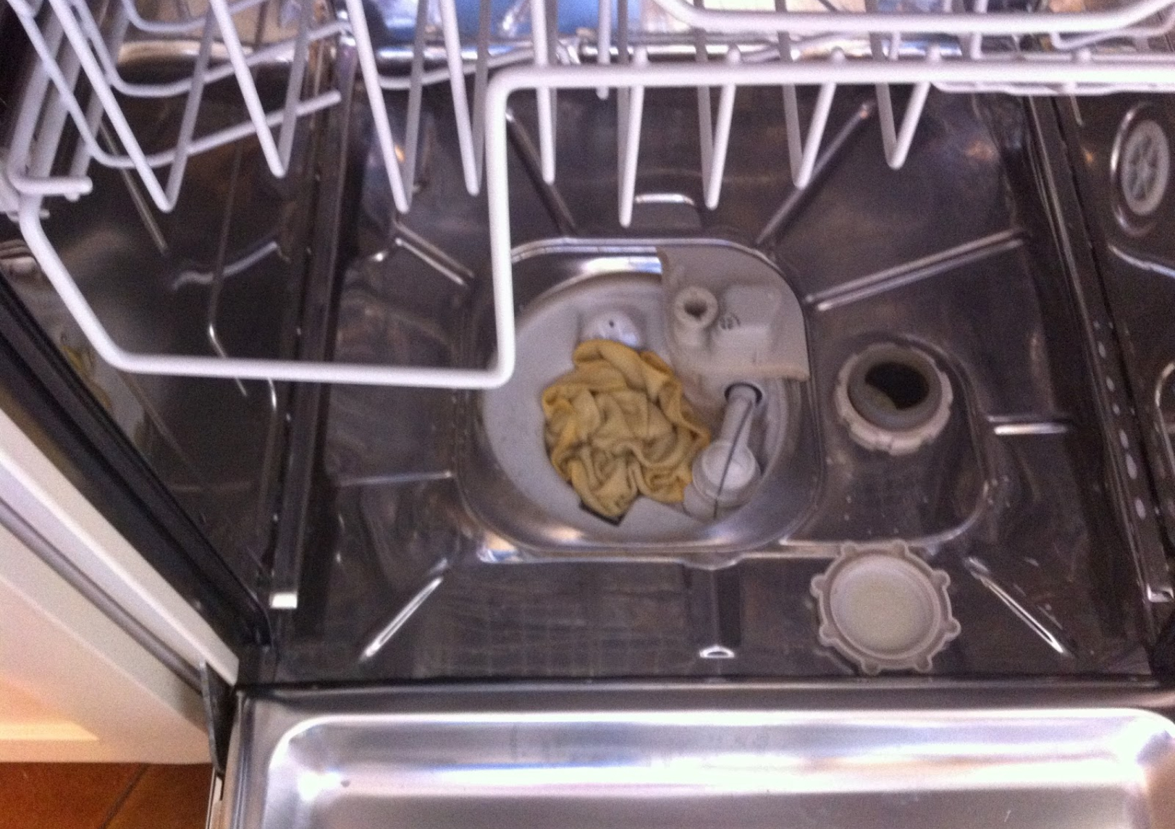 Πλυντήριο πιάτων που βρωμάει από λίπη άλατα και υπολείμματα φαγητού: Πως να το καθαρίσετε σε βάθος και να το απολυμάνετε 