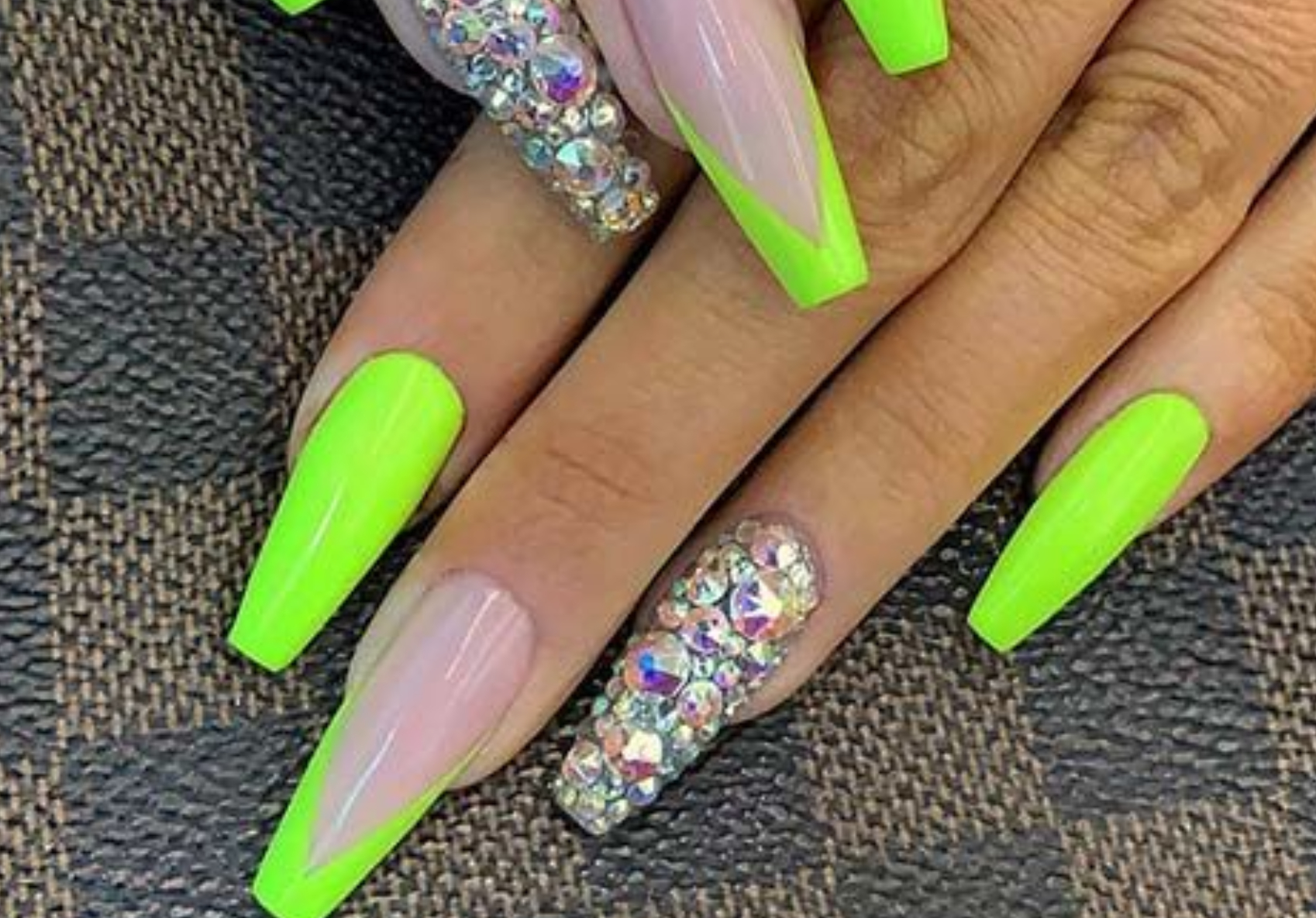 Neon nails: Ιδέες για ένα ιδιαίτερο και άκρως καλοκαιρινό μανικιούρ