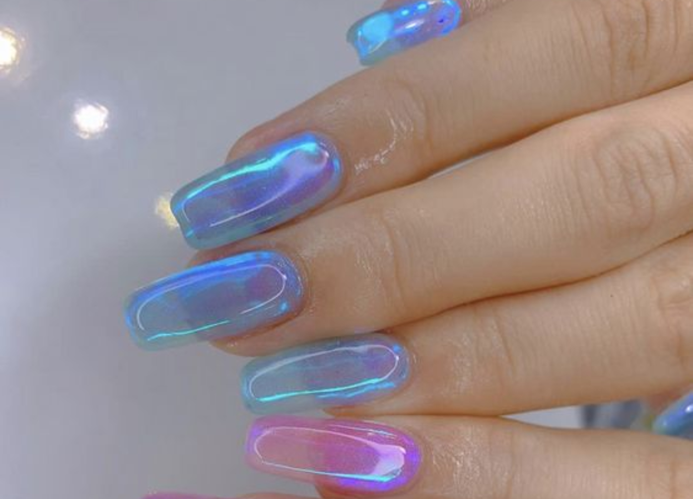 Ιδέες-για-Jelly-Nails-ιριδίζοντα-στοιχεία