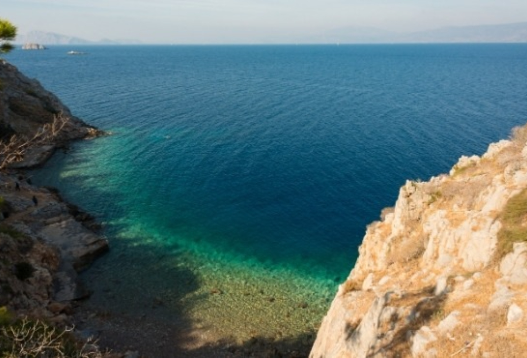 Ύδρα: Η αρχόντισσα του Αργοσαρωνικού με τα καταγάλανα νερά είναι το ιδανικό νησί για ειδυλλιακές διακοπές