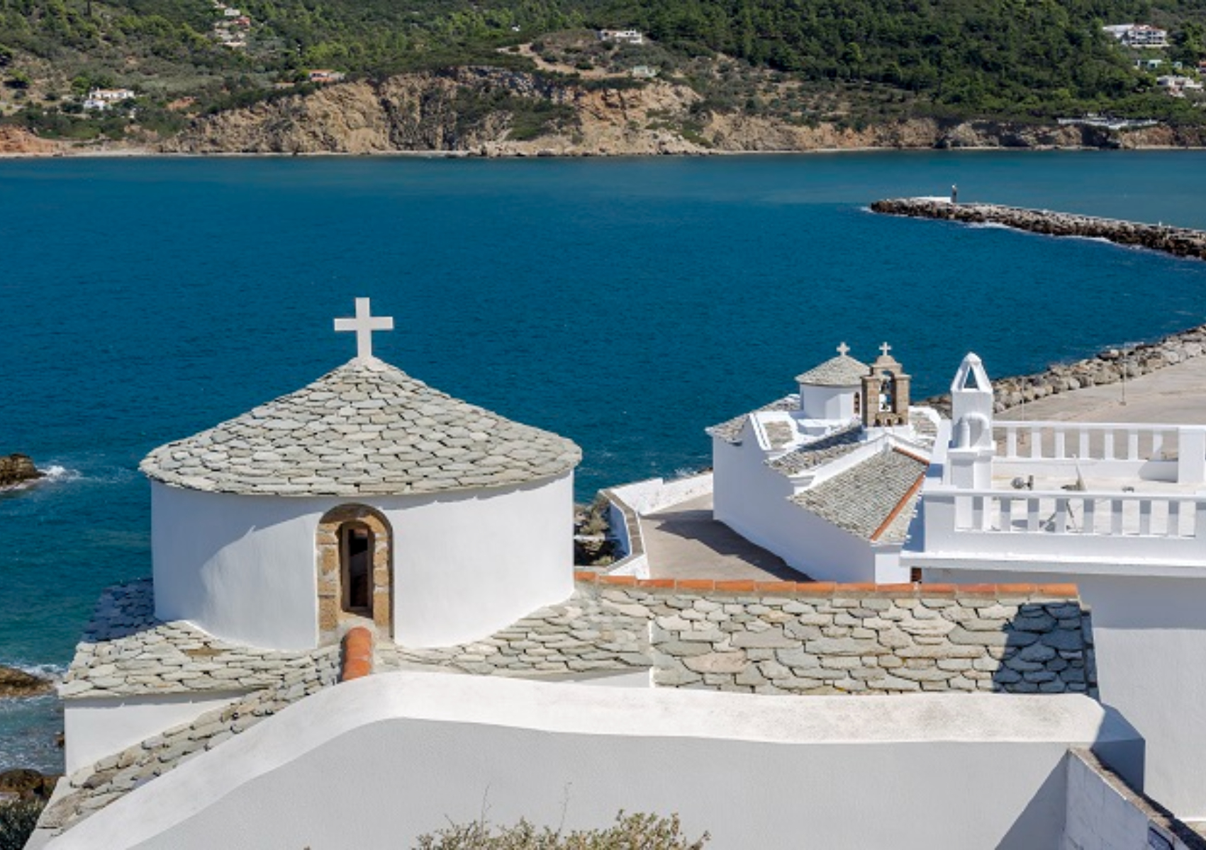 Σκόπελος: O επίγειος παράδεισος με τις γαλαζοπράσινες παραλίες είναι ο ιδανικός προορισμός για ήρεμες οικογενειακές διακοπές