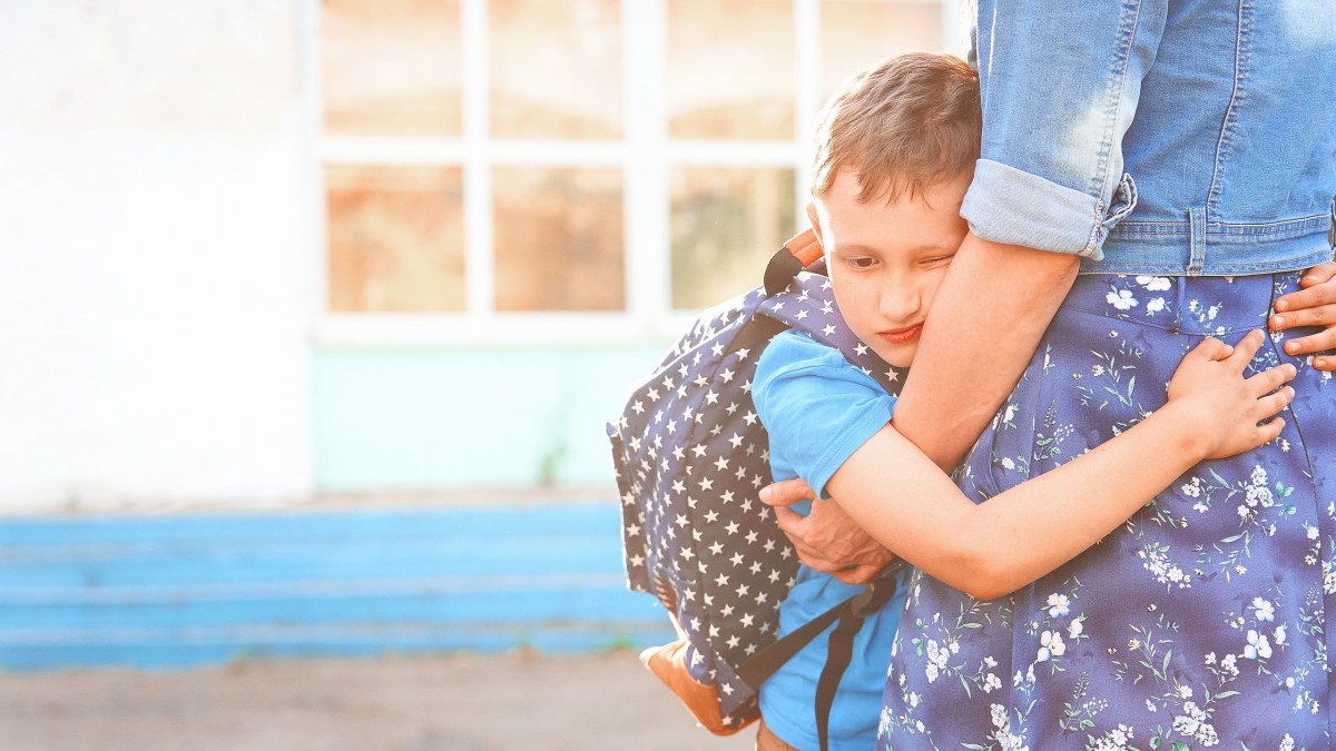 Back to school: Συμβουλές για τους γονείς ώστε να αντιμετωπίσουν τα δάκρυα της πρώτης μέρας στο σχολείο