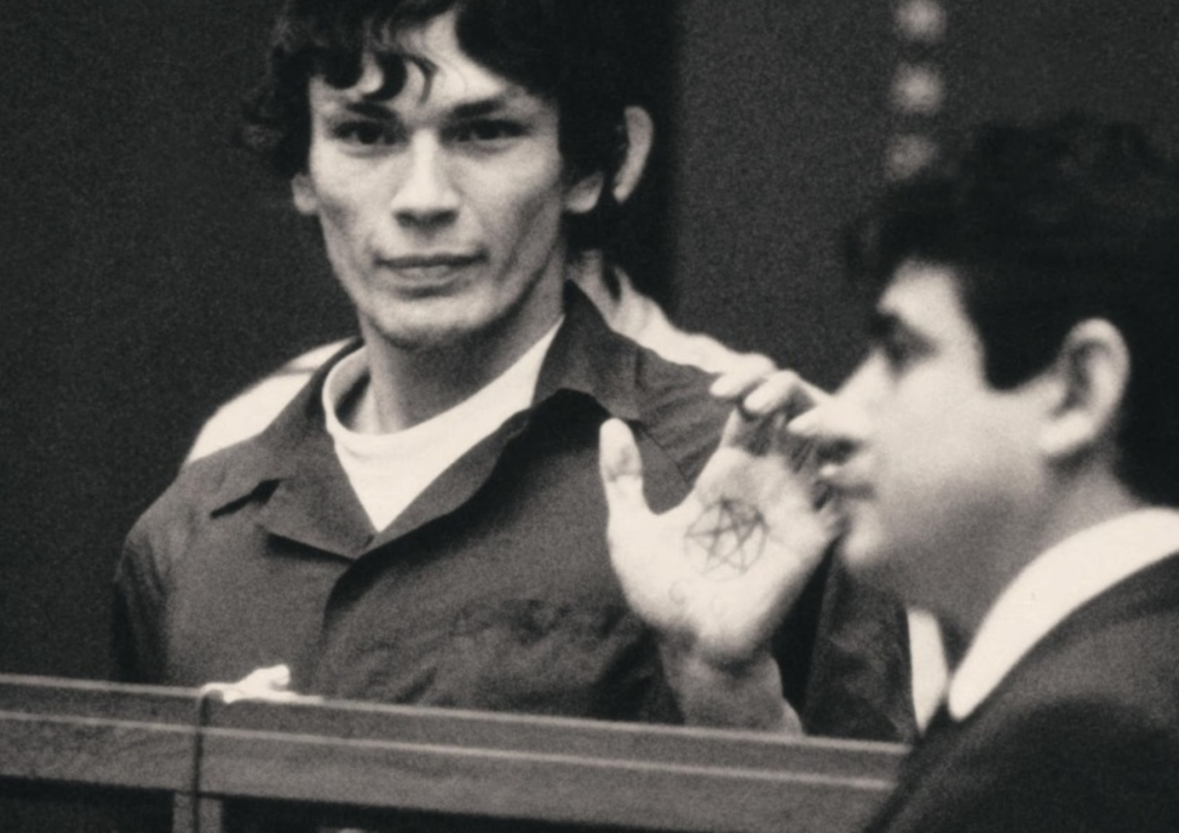 Richard Ramirez: Η ανατριχιαστική ιστορία του serial killer που τρομοκράτησε το Los Angeles και έγινε σειρά στο Netflix 