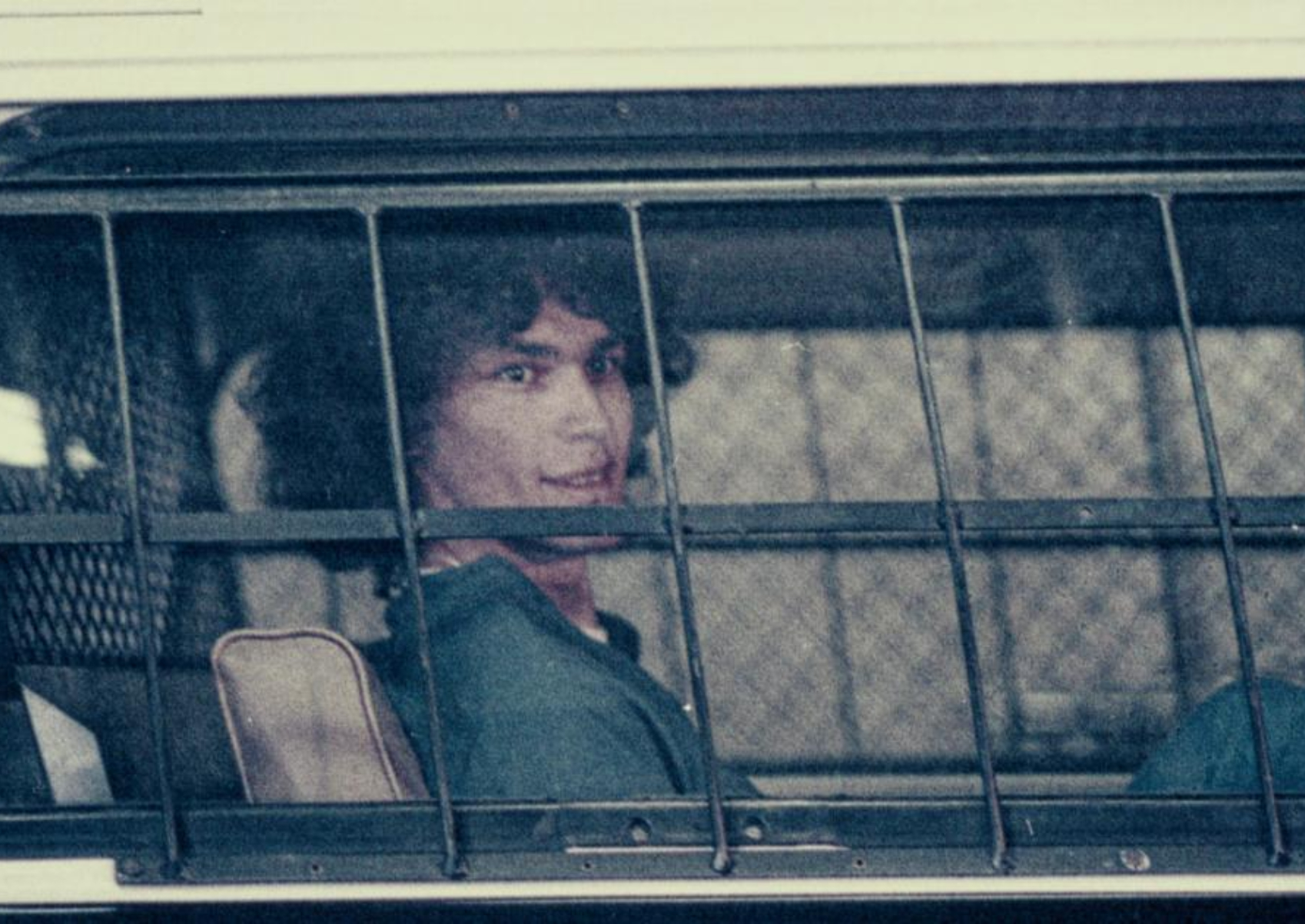 Richard Ramirez: Η ανατριχιαστική ιστορία του serial killer που τρομοκράτησε το Los Angeles και έγινε σειρά στο Netflix 