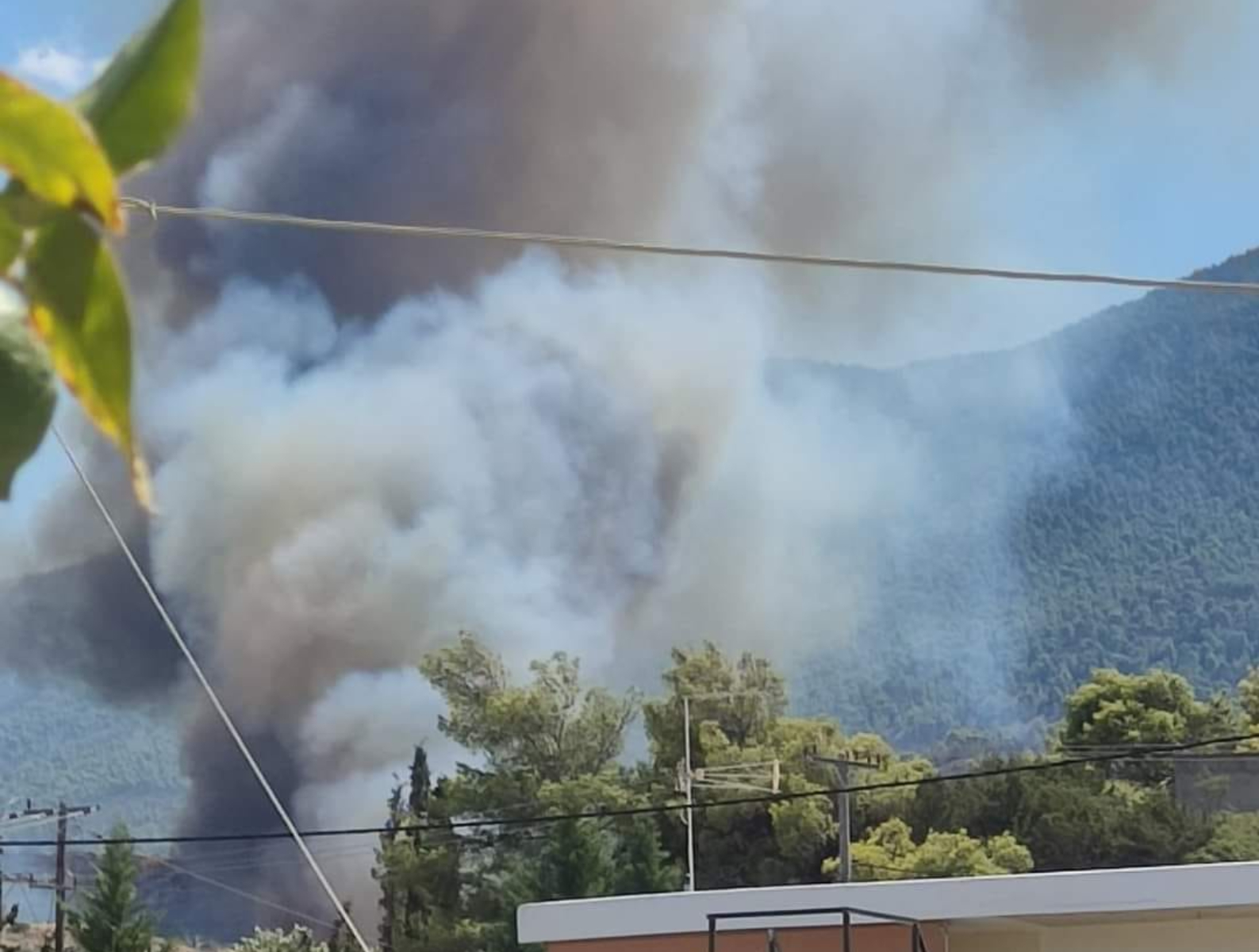 Φωτιά στα Μέγαρα : Κλείνουν δρόμοι