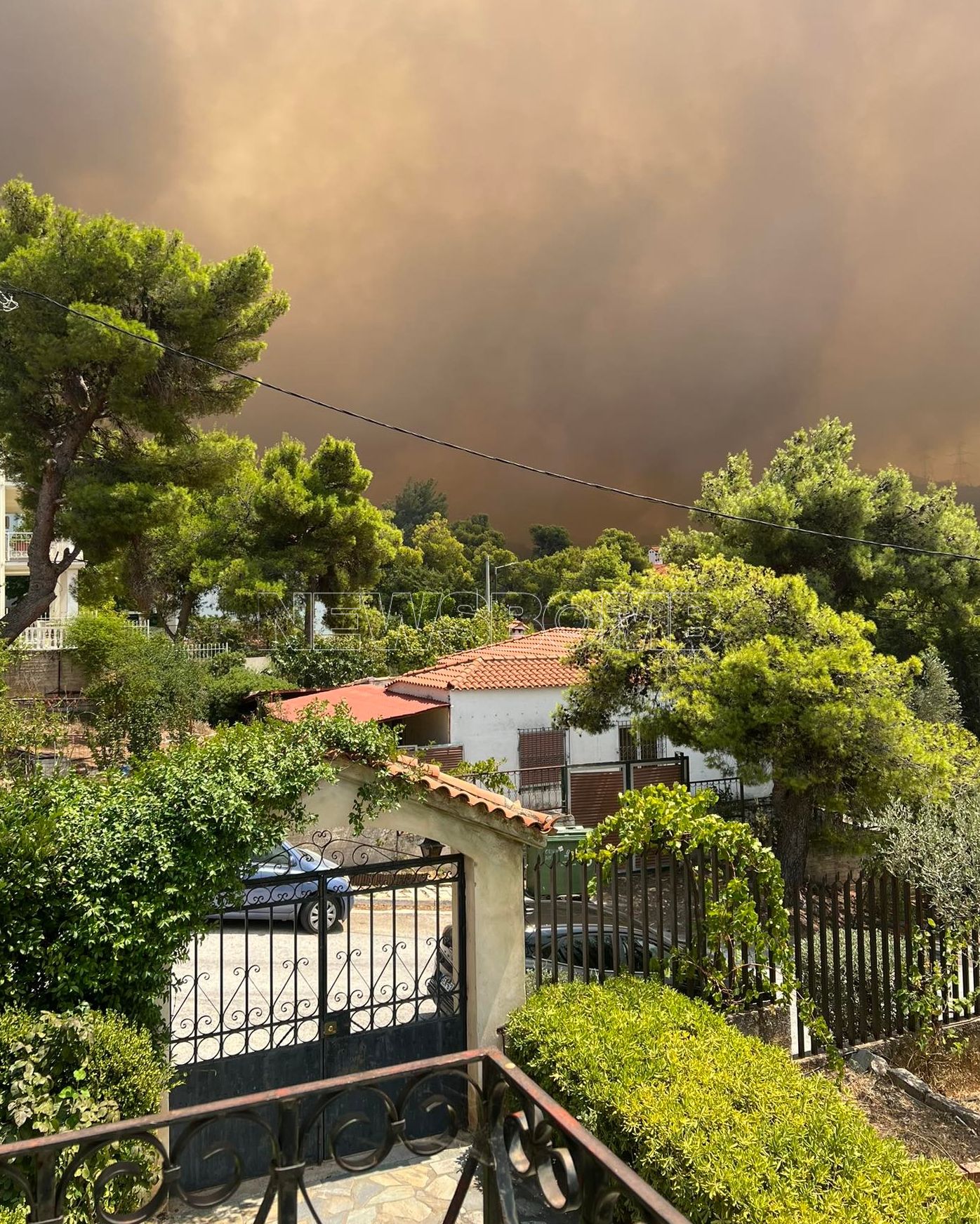 Φωτιά Αττική: Πηγαίνουν ασθενοφόρα στη Νέα Πεντέλη – Καίγονται σπίτια