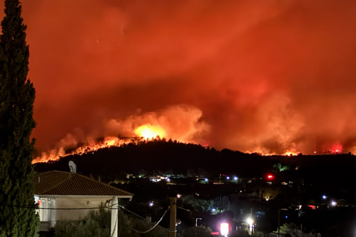 Φωτιά στο Βαρνάβα –Τιτάνια μάχη  με τις φλόγες – Εκκενώνονται Μαραθώνας και Διόνυσος