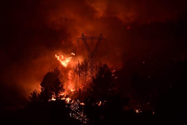 Κίνδυνος διακοπής ρεύματος στην Αττική λόγω των πυρκαγιών