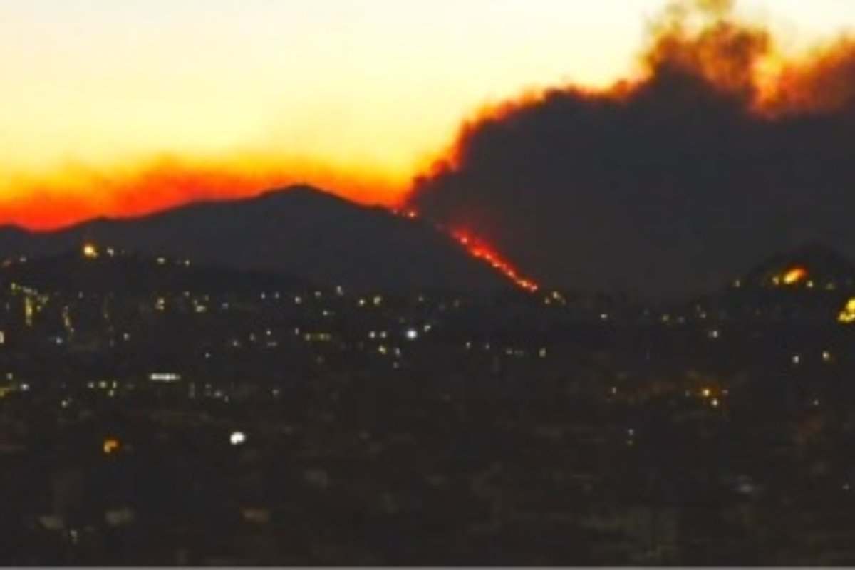 Πέρασε στην Πεντέλη η φωτιά, εκκενώνονται οικισμοί στην περιοχή