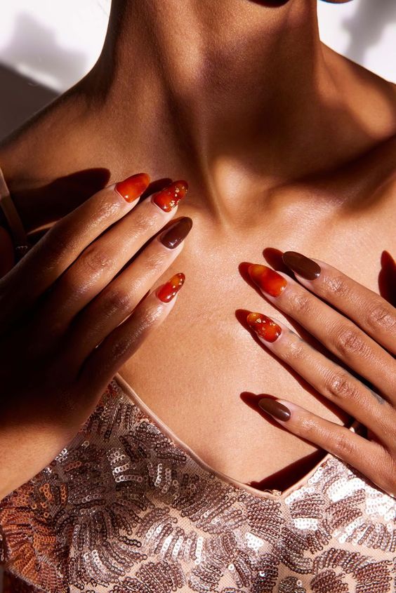 amber nails-τάσεις-στα-νύχια-Φθινόπωρο-Χειμώνας-2024-2025-ιδέες-