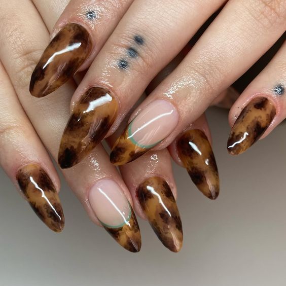 amber nails-τάσεις-στα-νύχια-Φθινόπωρο-Χειμώνας-2024-2025-ιδέες-