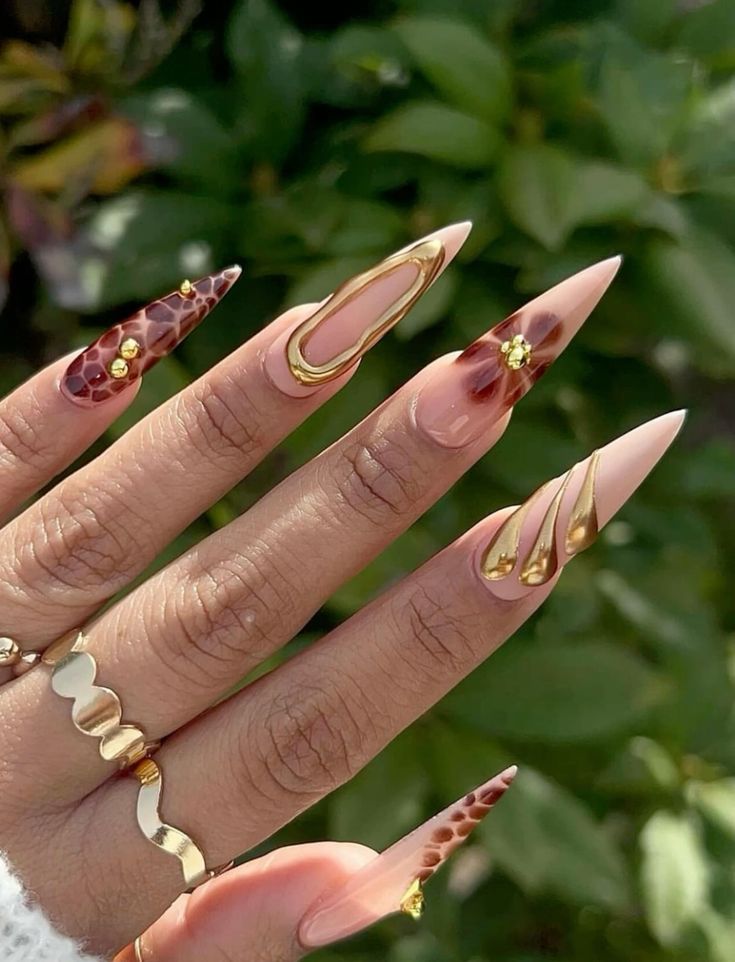 stiletto nails-σε-γήινες-αποχρώσεις-με-χρυσά σχέδια-ιδέες-