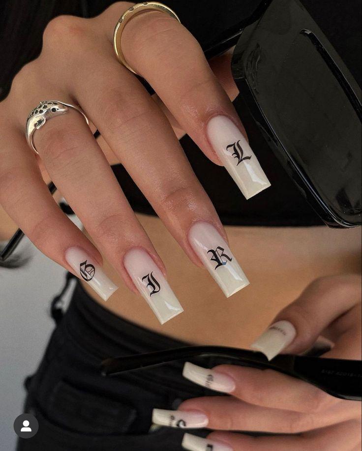 alphabet nails-τάσεις-του-TikTok-Φθινόπωρο-Χειμώνας-2024-2025-στα-νύχια-ιδέες-