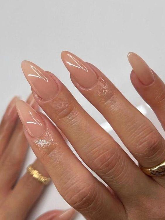 nude nails-τάσεις-του-TikTok-Φθινόπωρο-Χειμώνας-2024-2025-στα-νύχια-ιδέες-