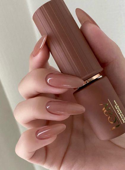 nude nails-τάσεις-του-TikTok-Φθινόπωρο-Χειμώνας-2024-2025-στα-νύχια-ιδέες-