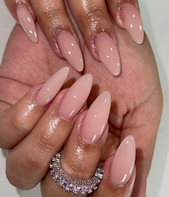 nude nails-τάσεις-του-TikTok-Φθινόπωρο-Χειμώνας-2024-2025-στα-νύχια-ιδέες-