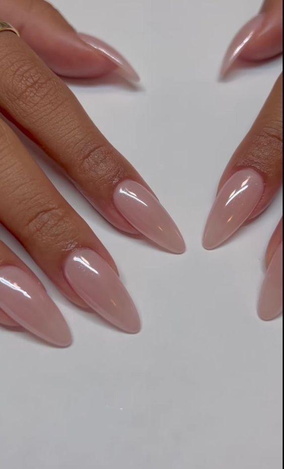 nude nails-τάσεις-του-TikTok-Φθινόπωρο-Χειμώνας-2024-2025-στα-νύχια-ιδέες-