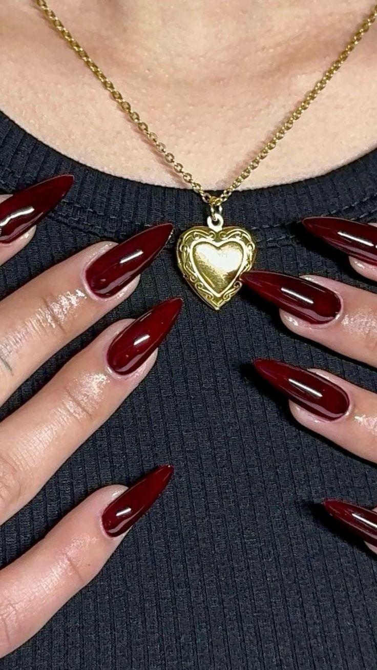 wine nails-τάσεις-του-TikTok-Φθινόπωρο-Χειμώνας-2024-2025-στα-νύχια-ιδέες-