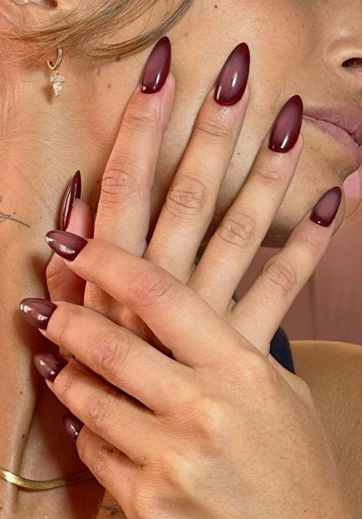 wine nails-τάσεις-του-TikTok-Φθινόπωρο-Χειμώνας-2024-2025-στα-νύχια-ιδέες-