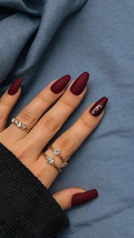 Red wine nails: 12+3 ιδέες με την κορυφαία τάση της σεζόν 2024-2025 στα νύχια