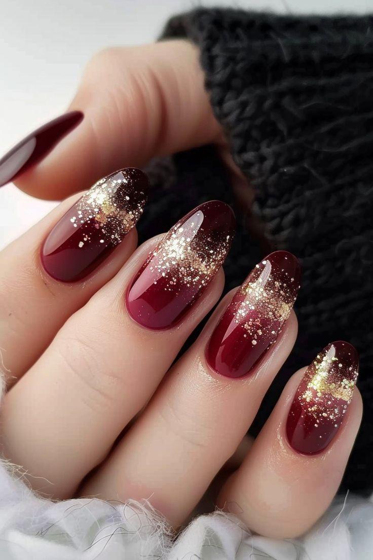 red wine-nails-σε-όμπρε-με-γκλίτερ-και-στρας-ιδέες-