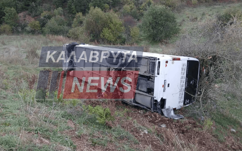 Καλάβρυτα: Λεωφορείο ανετράπη την ώρα που μετέφερε μαθητές