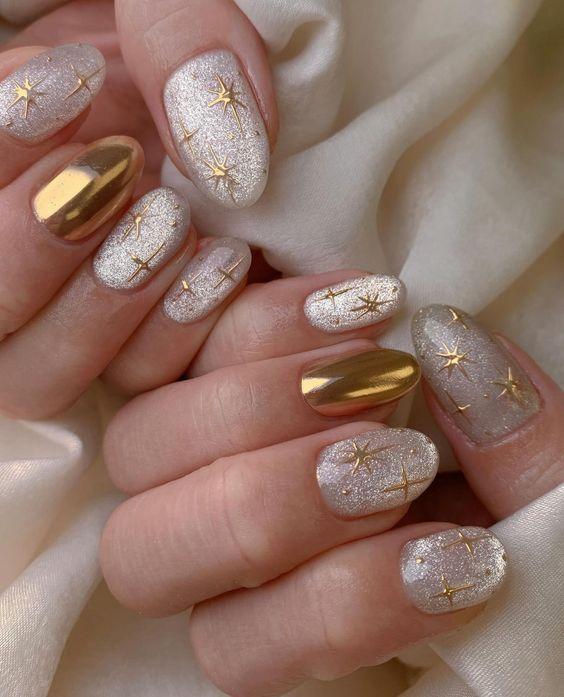 Ιδέες-για-Pre-Christmas-nails-Λευκό-γκλίτερ-με-χρυσά-μεταλλιζέ-στοιχεία