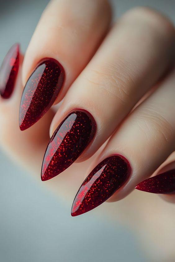 Ιδέες-για-Pre-Christmas-nails-βουργουνδί-νύχια-με-γκλίτερ-λεπτομέρειες