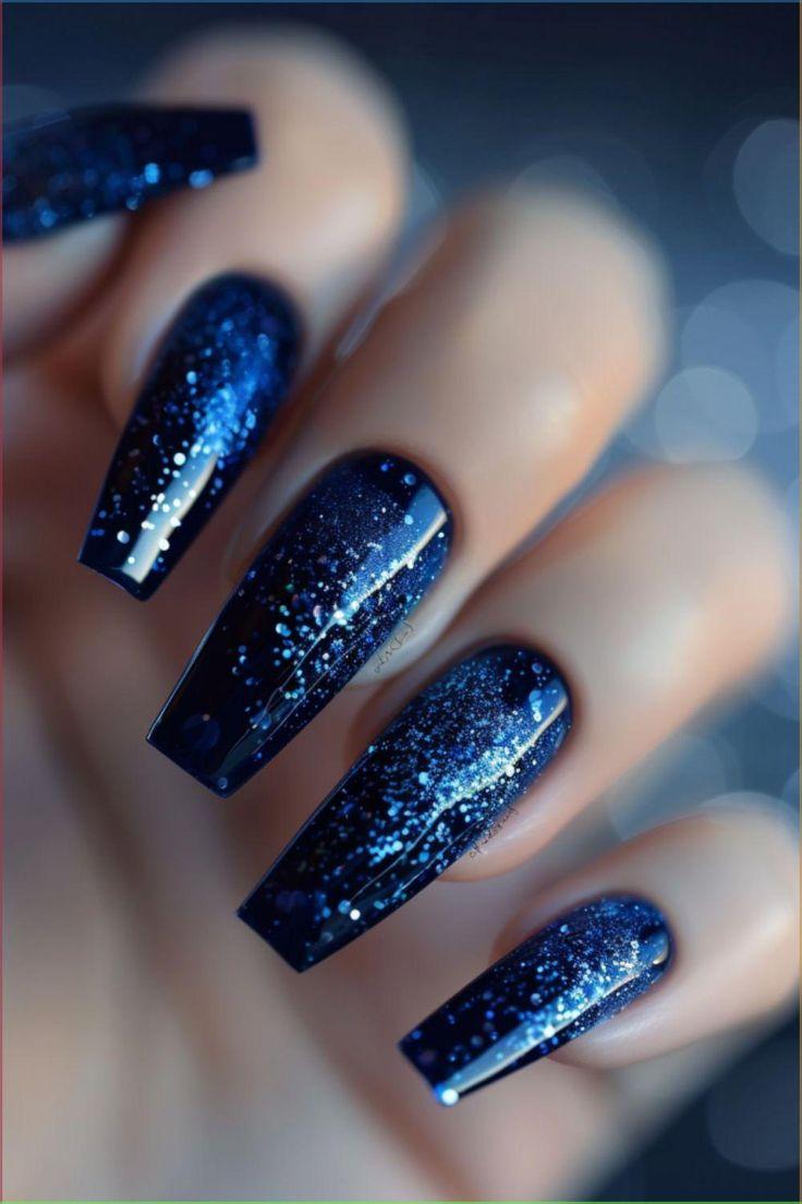 Royal blue nails: Το No1 trend τον Χειμώνα 2024 και ιδέες με γκλίτερ και στρας