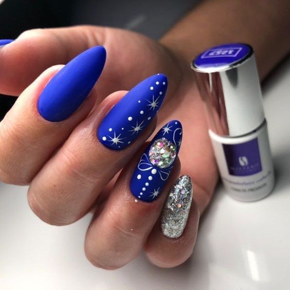 μπλε-χριστουγεννιάτικα νύχια-TikTok nails-trends-Χριστούγεννα 2024-ιδέες-