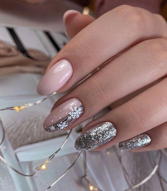 γκρι-χριστουγεννιάτικα νύχια-TikTok nails-trends-Χριστούγεννα 2024-ιδέες-