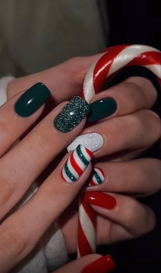 πράσινα-χριστουγεννιάτικα νύχια-TikTok nails-trends-Χριστούγεννα 2024-ιδέες-