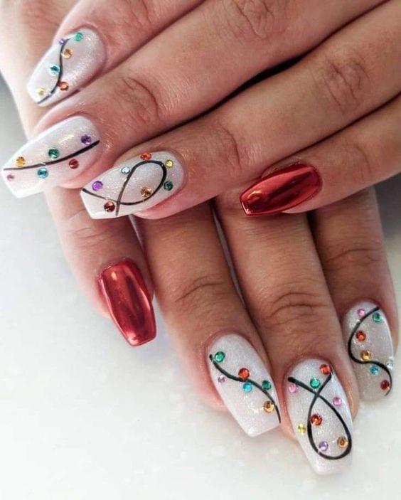 metallic nails-χριστουγεννιάτικα νύχια-TikTok nails-trends-Χριστούγεννα 2024-ιδέες-