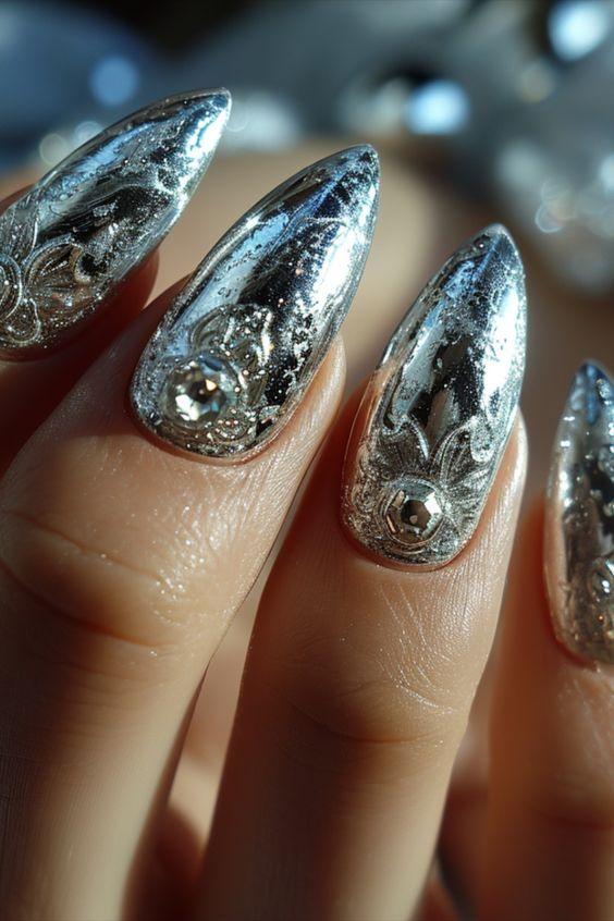 metallic nails-χριστουγεννιάτικα νύχια-TikTok nails-trends-Χριστούγεννα 2024-ιδέες-