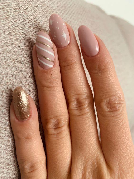 nude nails-χριστουγεννιάτικα νύχια-TikTok nails-trends-Χριστούγεννα 2024-ιδέες-