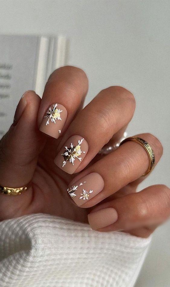 nude nails-χριστουγεννιάτικα νύχια-TikTok nails-trends-Χριστούγεννα 2024-ιδέες-