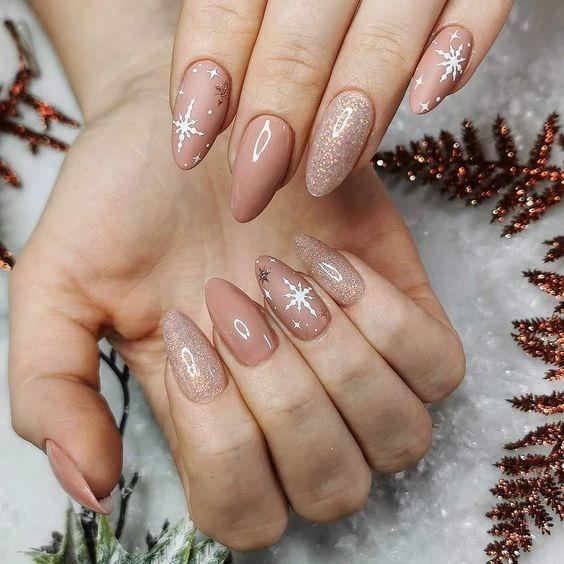 nude nails-χριστουγεννιάτικα νύχια-TikTok nails-trends-Χριστούγεννα 2024-ιδέες-