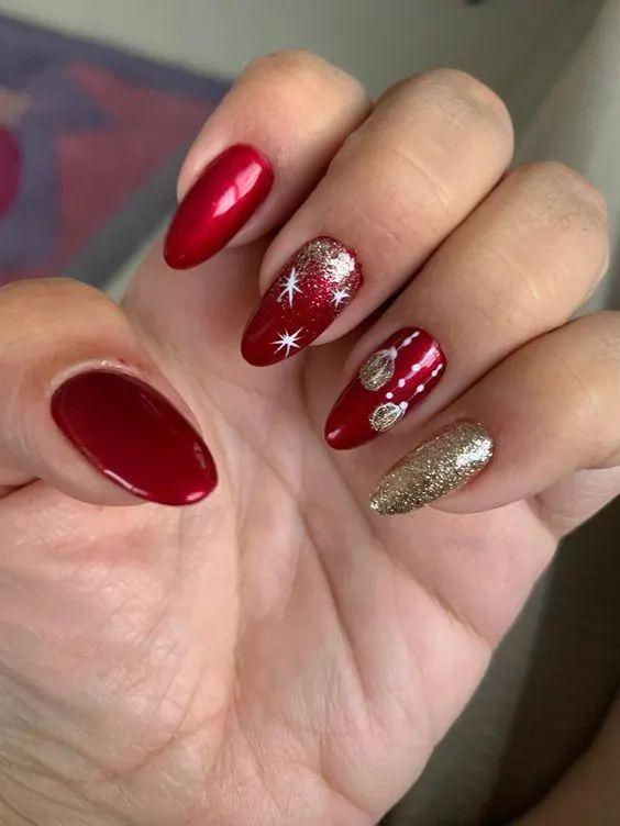 κόκκινα-χριστουγεννιάτικα νύχια-TikTok nails-trends-Χριστούγεννα 2024-ιδέες-