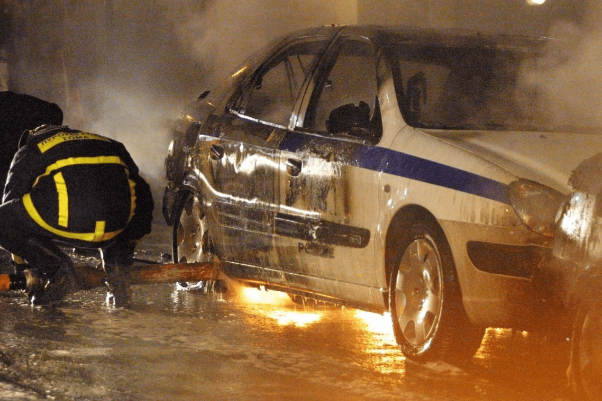 Σύλληψη 17χρονου για εμπρησμό οχήματος της Τροχαίας