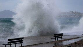 Καιρός : Διατηρείται η καλοκαιριά αλλά με κρύο και ανέμους