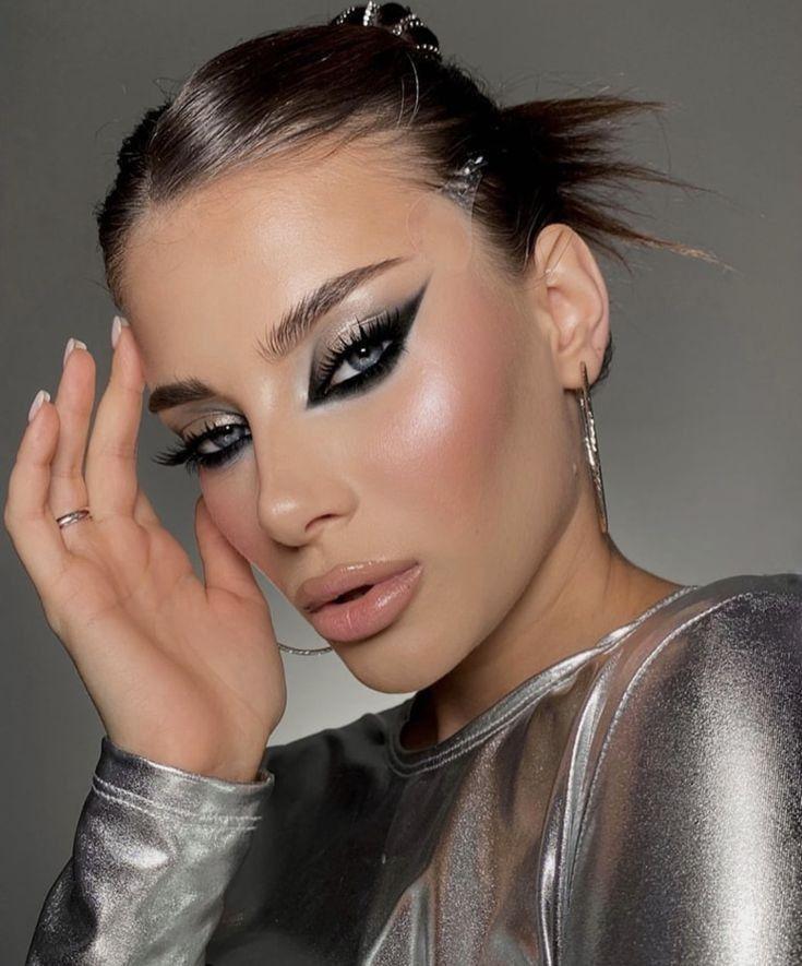 Glitter Smokey Eyes: Το Απόλυτο Festive Look για τα Χριστούγεννα και τη Πρωτοχρονιά