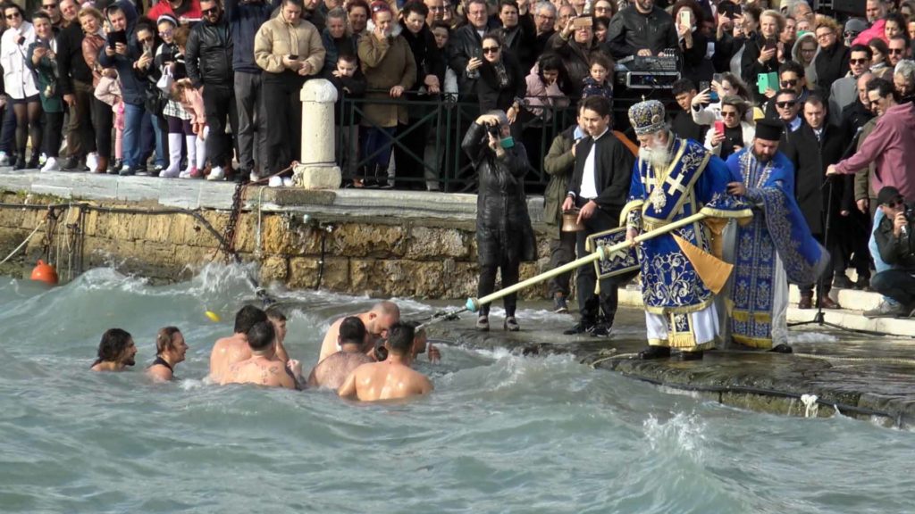 Παραμονή Θεοφανίων: Σήμερα τα μεσάνυχτα ανοίγουν οι ουρανοί – Κάνε ευχή σου την ώρα που όλα ακούγονται