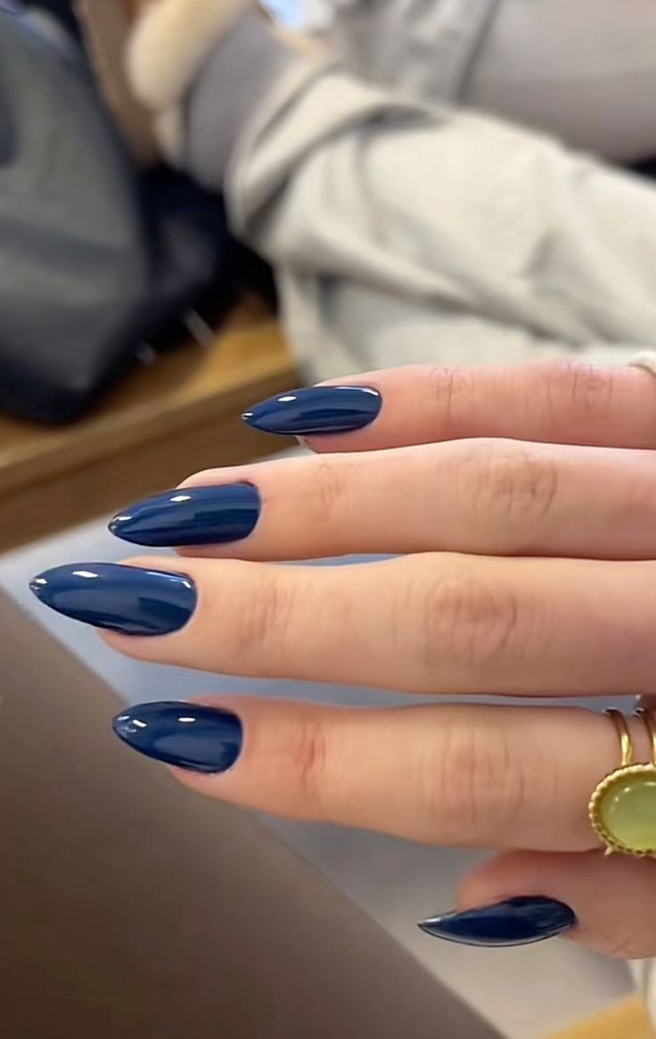 navy blue nails-τάσεις-Χειμώνας 2025-ιδέες-